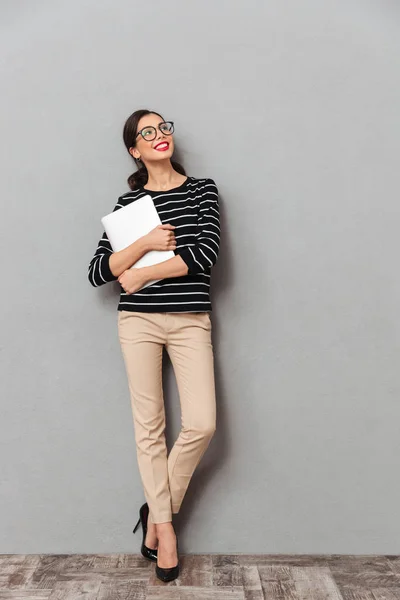 Retrato completo de una mujer de negocios feliz — Foto de Stock