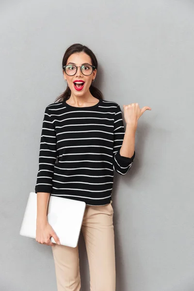 Retrato de una alegre mujer de negocios con gafas — Foto de Stock