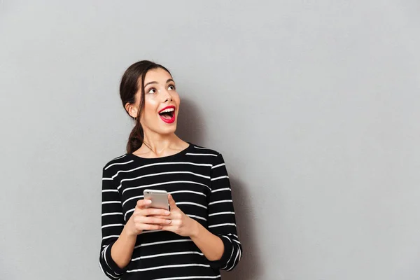 Ritratto di una donna felice con il cellulare in mano — Foto Stock