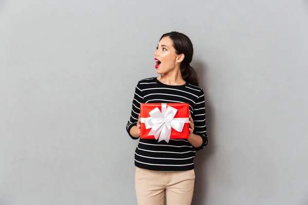 Retrato de uma mulher excitada segurando caixa de presente — Fotografia de Stock