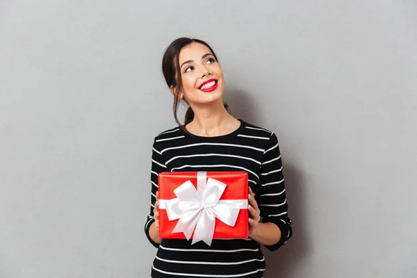 Retrato de una mujer sonriente sosteniendo una caja de regalo — Foto de Stock