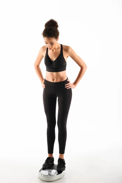 Bild der jungen lockigen brünetten Fitness-Frau in voller Länge — Stockfoto