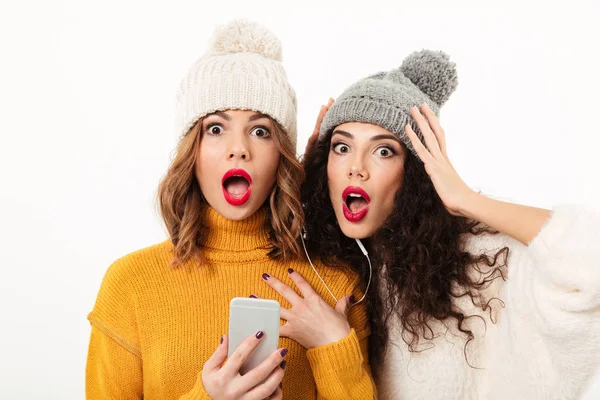 クローズ アップ セーターと帽子のショック女の子のイメージ — ストック写真