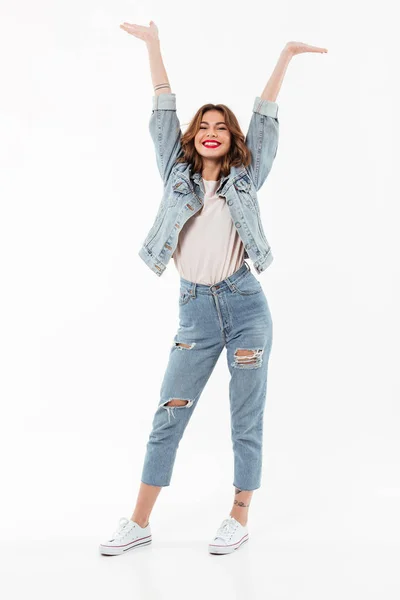 Bild einer glücklichen Frau in Jeanskleidung in voller Länge — Stockfoto