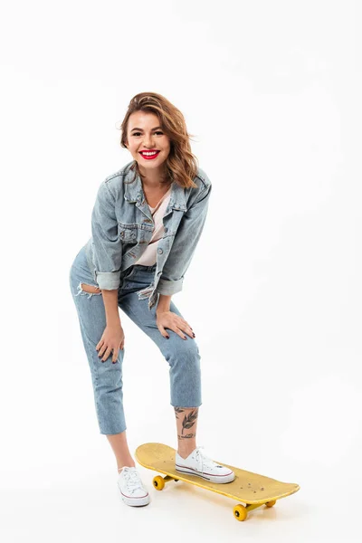 Bild einer zufriedenen Frau in Jeanskleidung, die posiert — Stockfoto