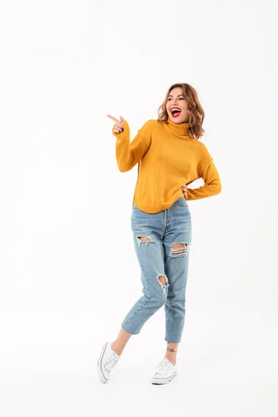 Imagem de comprimento total da mulher alegre em suéter posando — Fotografia de Stock