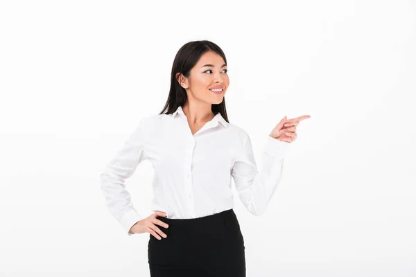 Retrato de um alegre asiático empresária apontando dedo — Fotografia de Stock