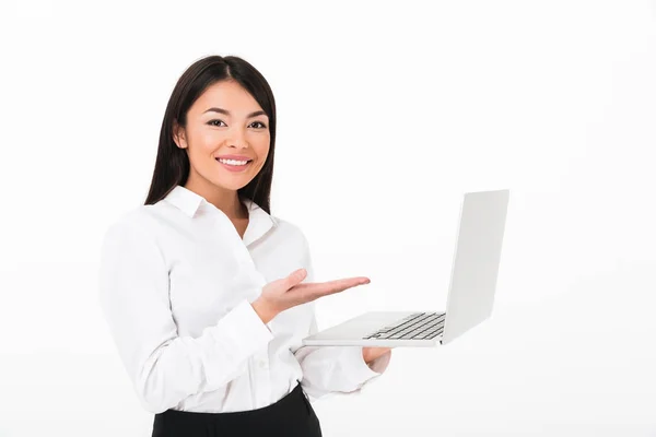 Retrato de una feliz mujer de negocios asiática sosteniendo portátil — Foto de Stock