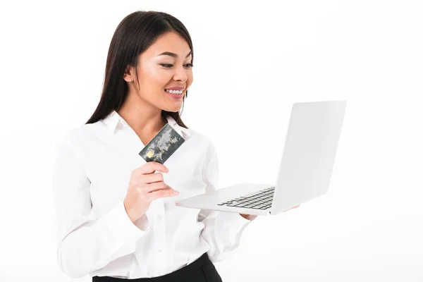 Portrait d'une femme d'affaires asiatique heureuse utilisant un ordinateur portable — Photo