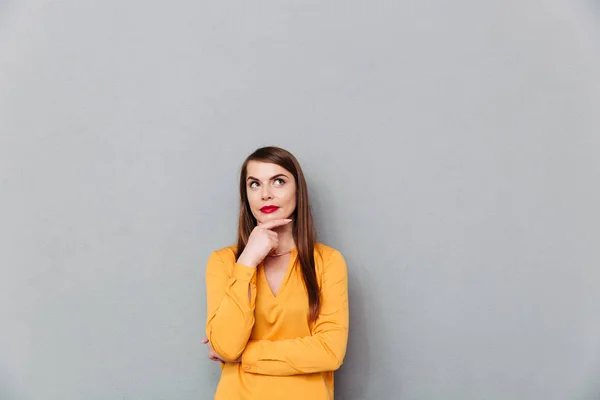 Retrato de una mujer pensativa —  Fotos de Stock