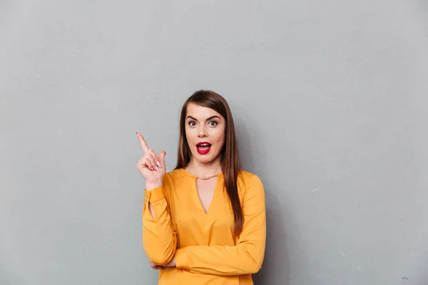 Porträtt av en upphetsad kvinna pekande finger — Stockfoto