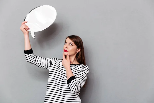 Retrato de uma mulher pensativa segurando bolha de fala em branco — Fotografia de Stock