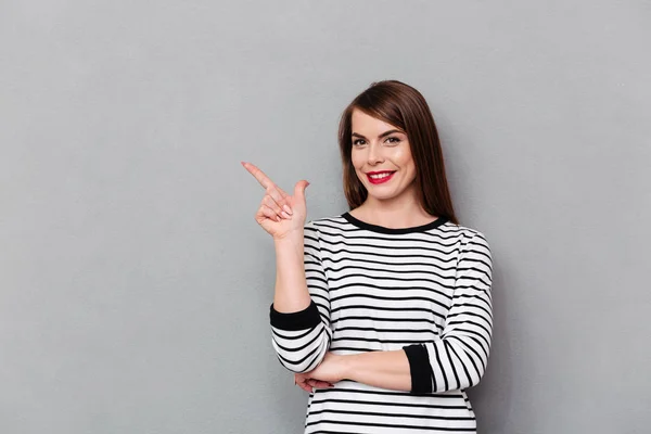 Porträtt av en lycklig kvinna pekande finger bort — Stockfoto