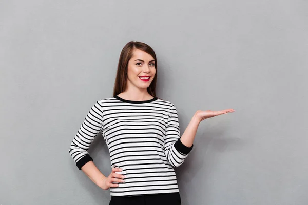 Retrato de una mujer sonriente sosteniendo espacio de copia —  Fotos de Stock