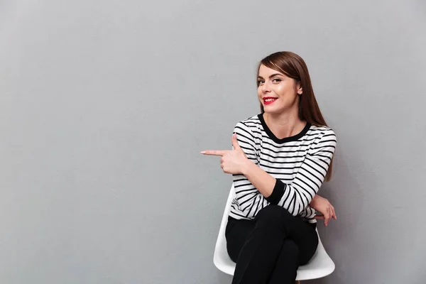 Retrato de uma jovem sentada na cadeira — Fotografia de Stock