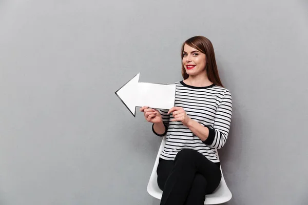 Retrato de una mujer sonriente sentada en una silla — Foto de Stock