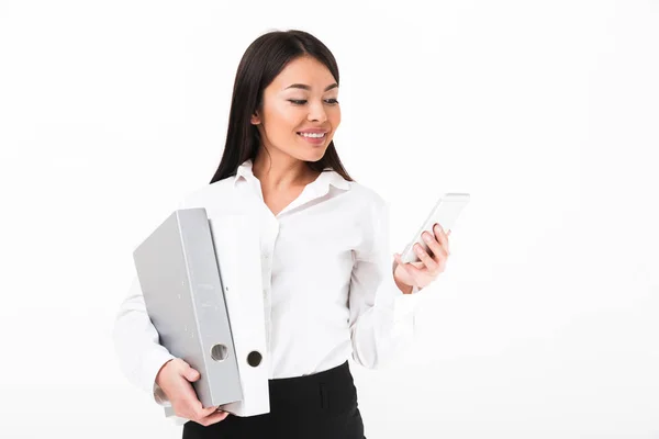 Retrato de una sonriente mujer de negocios asiática sosteniendo carpetas — Foto de Stock