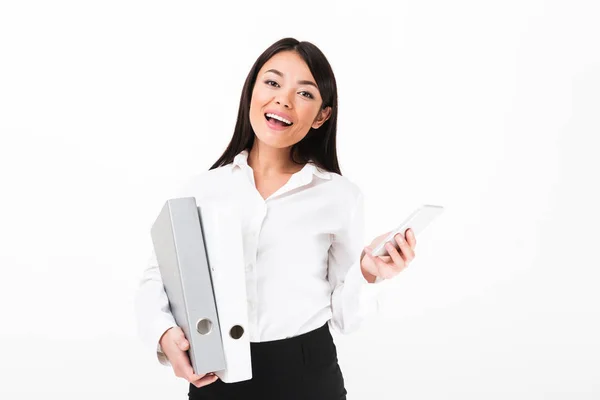 Ritratto di una felice donna d'affari asiatica che tiene i raccoglitori — Foto Stock
