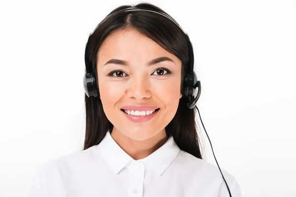 Nahaufnahme einer freundlichen asiatischen Frau im weißen Hemd — Stockfoto