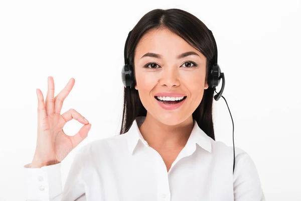 Close up de uma mulher asiática alegre em camisa branca — Fotografia de Stock