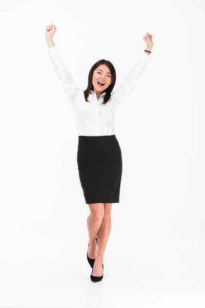Teljes hossza portréja a boldog ázsiai üzletasszony, állandó — Stock Fotó