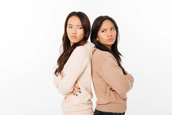 Азиатские сердитые сестры стоят в изоляции — стоковое фото