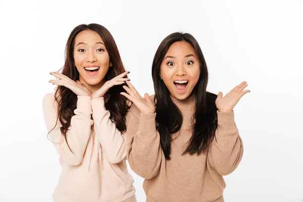 Aziatische behoorlijk geschokt dames zusters — Stockfoto
