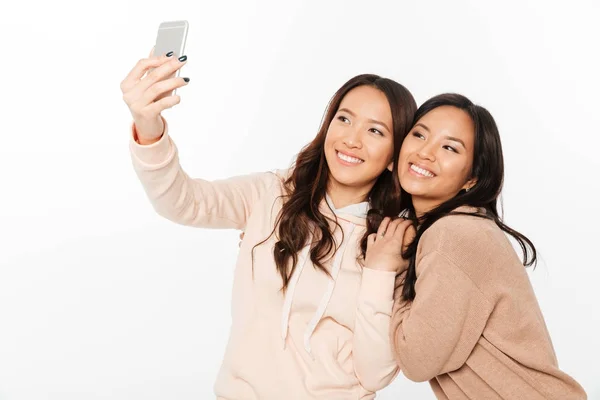 Två asiatiska glada positiva damer systrar — Stockfoto