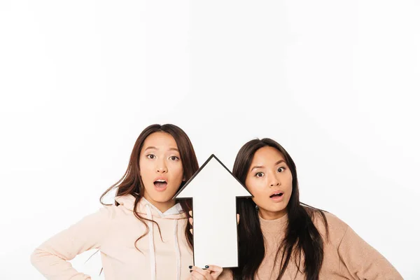Сестры азиатки держат стрелу . — стоковое фото
