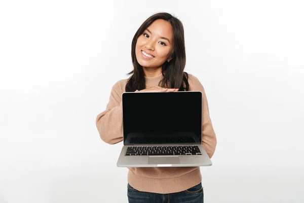 Asian happy woman showing display of laptop — Stock Photo, Image