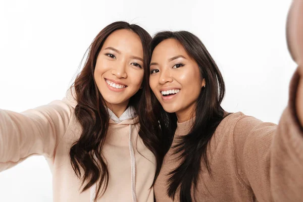 Две азиатские счастливые положительные дамы сестры — стоковое фото
