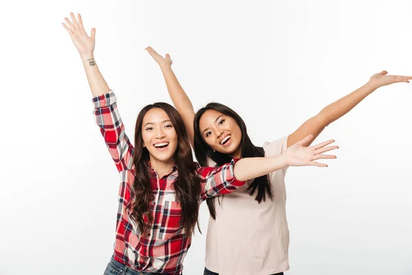 Due asiatico piuttosto emotivo signore sorelle — Foto Stock