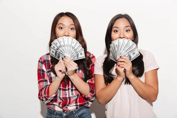 Dos asiático bastante lindo damas cubriendo caras con dinero . —  Fotos de Stock