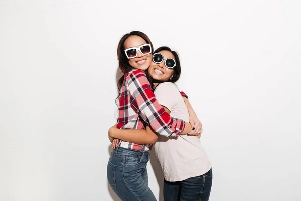 Twee Aziatische vrij vrolijke dames zusters — Stockfoto