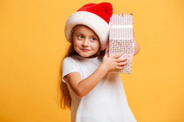 Neşeli kız giyiyor Noel Noel Baba şapkası