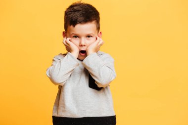 Şok küçük çocuk çocuk ağzı açıldı.