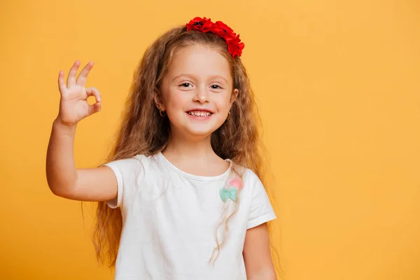 Rolig liten flicka barn visar okej gest. — Stockfoto