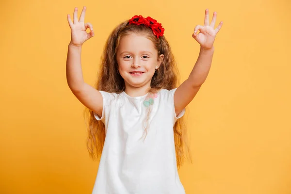 Divertido niño niña mostrando gesto bien . — Foto de Stock