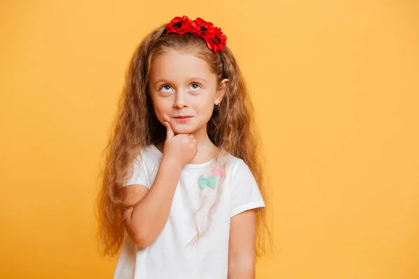 Rolig liten flicka barn ständiga isolerade — Stockfoto