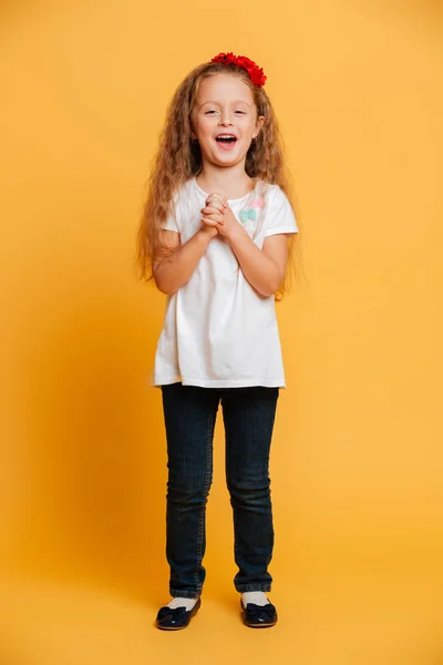 Schattig verrast klein meisje kind — Stockfoto