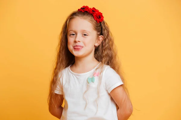 Grappig meisje kind staande geïsoleerd — Stockfoto