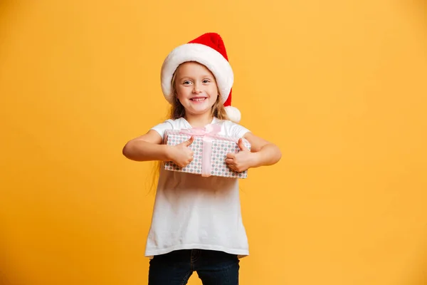 Szczęśliwy dziewczynę stojącą na białym tle przytrzymanie pudełko na prezent niespodzianka — Zdjęcie stockowe