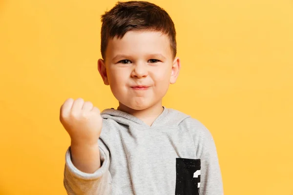 Θυμωμένος μικρό παιδί αγόρι χειρονομώ με το χέρι. — Φωτογραφία Αρχείου