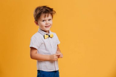 İzole duran küçük çocuk çocuk