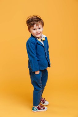 Mutlu küçük çocuk çocuk izole ayakta