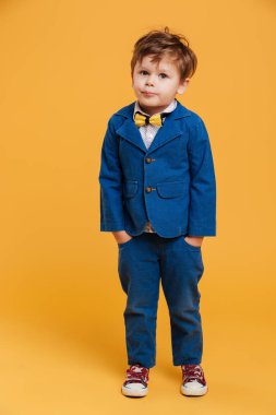 Sarı üzerinde duran izole karışık çocuk çocuk