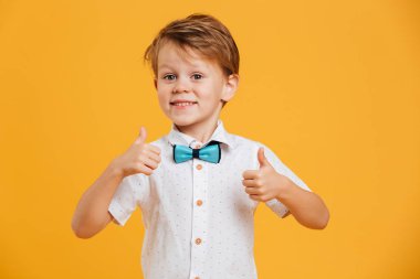 Küçük çocuk çocuk ayakta izole gösteren Yaşasın.