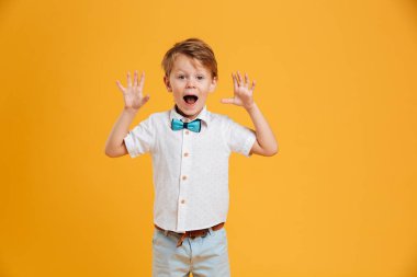 İzole ayakta şok küçük çocuk çocuk