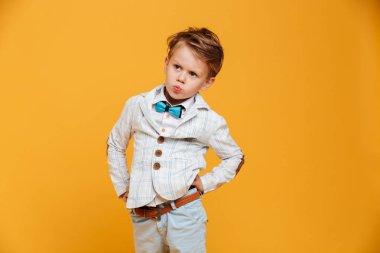 İzole ayakta düşünceli küçük çocuk çocuk