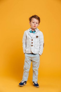 Küçük çocuk çocuk izole ayakta düşünüyorum ciddi